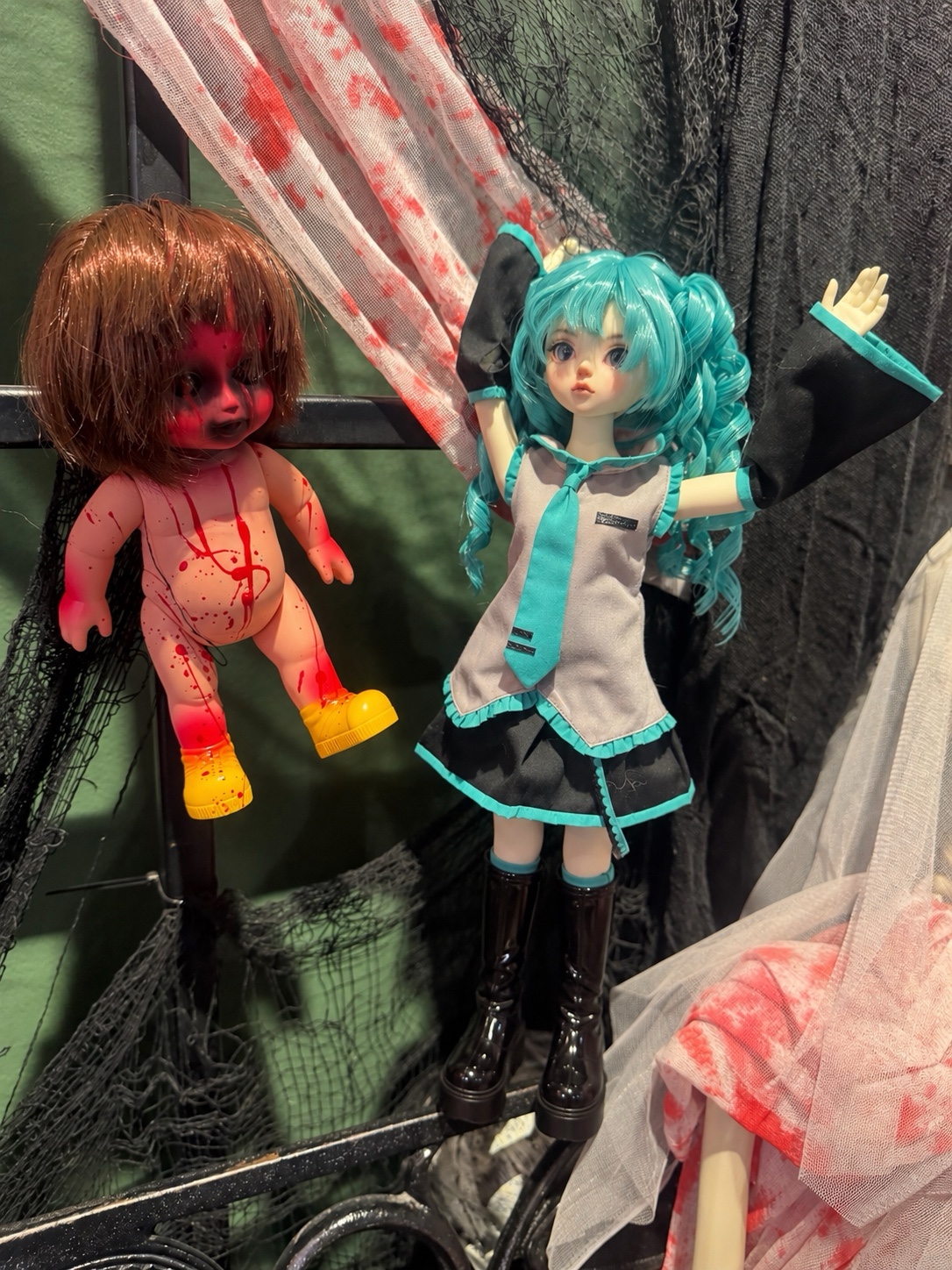 Miku has come to visit a Halloween event. 🎃🇹🇭👻 (page 2 of 7)