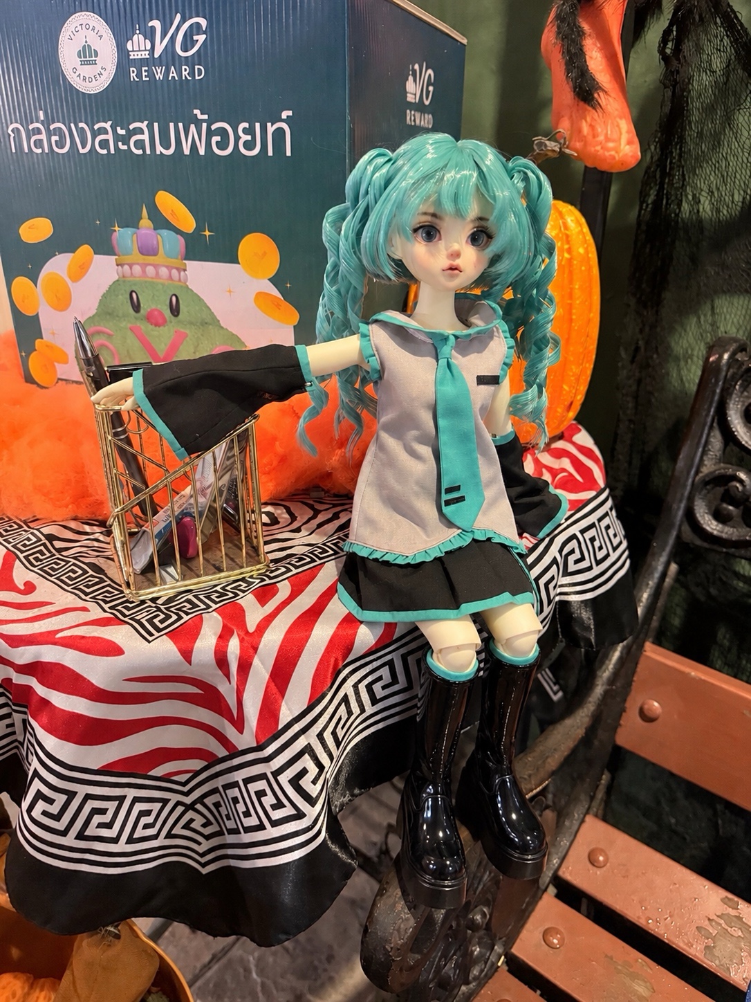 Miku has come to visit a Halloween event. 🎃🇹🇭👻 (page 6 of 7)