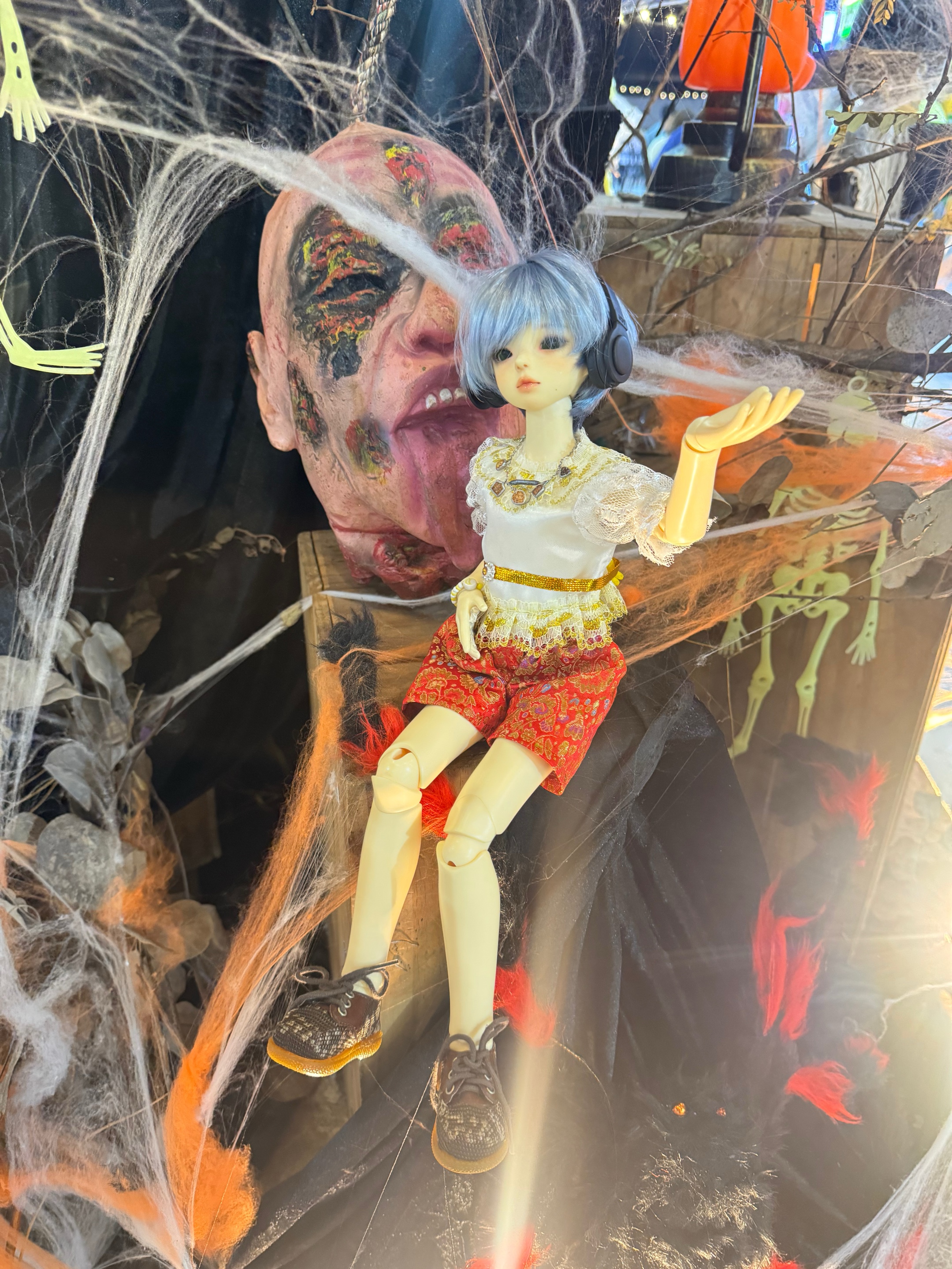 A food court decorated with a Halloween theme. 🎃👻🇹🇭💀 (page 2 of 9)