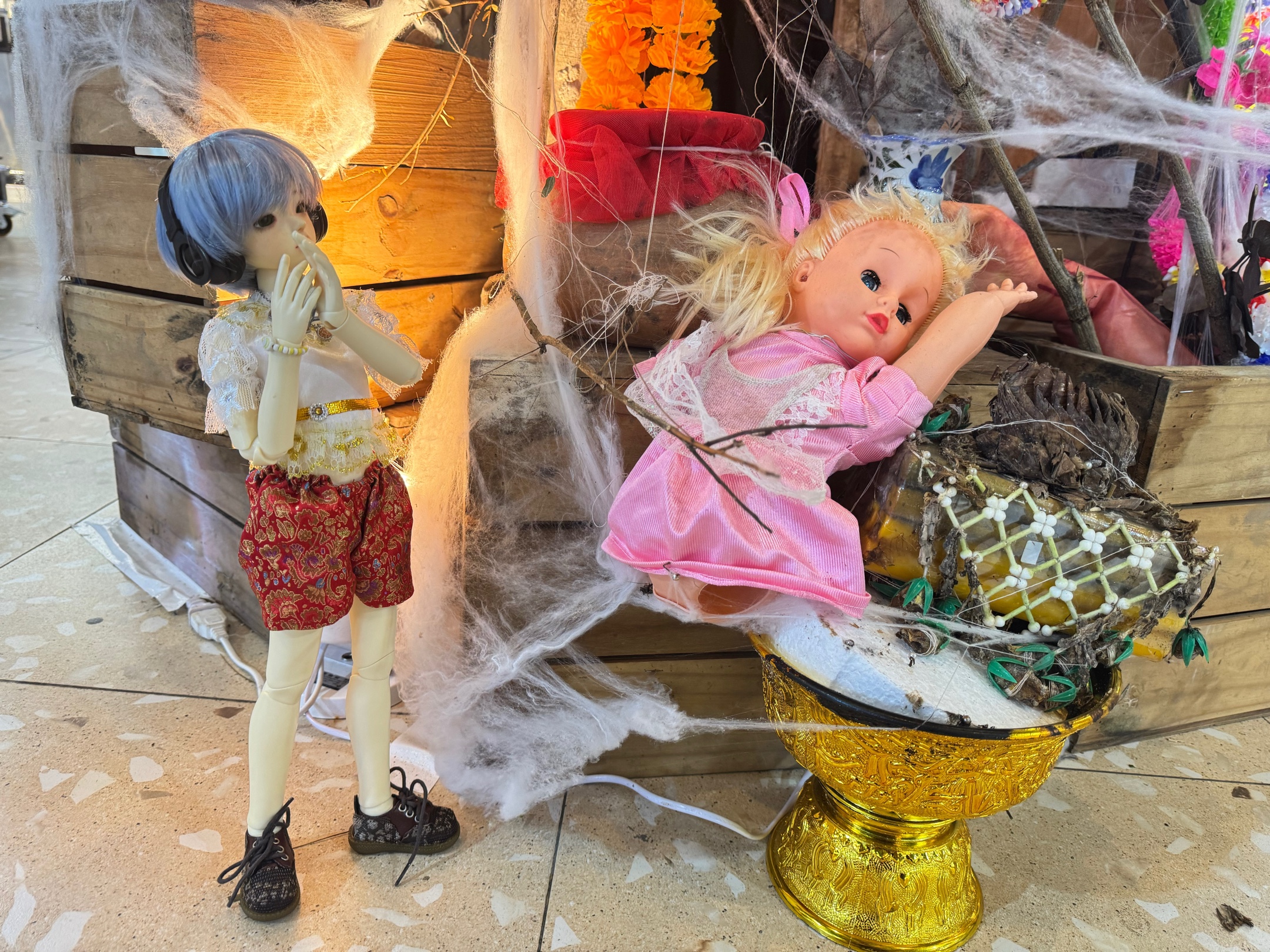 A food court decorated with a Halloween theme. 🎃👻🇹🇭💀 (page 3 of 9)