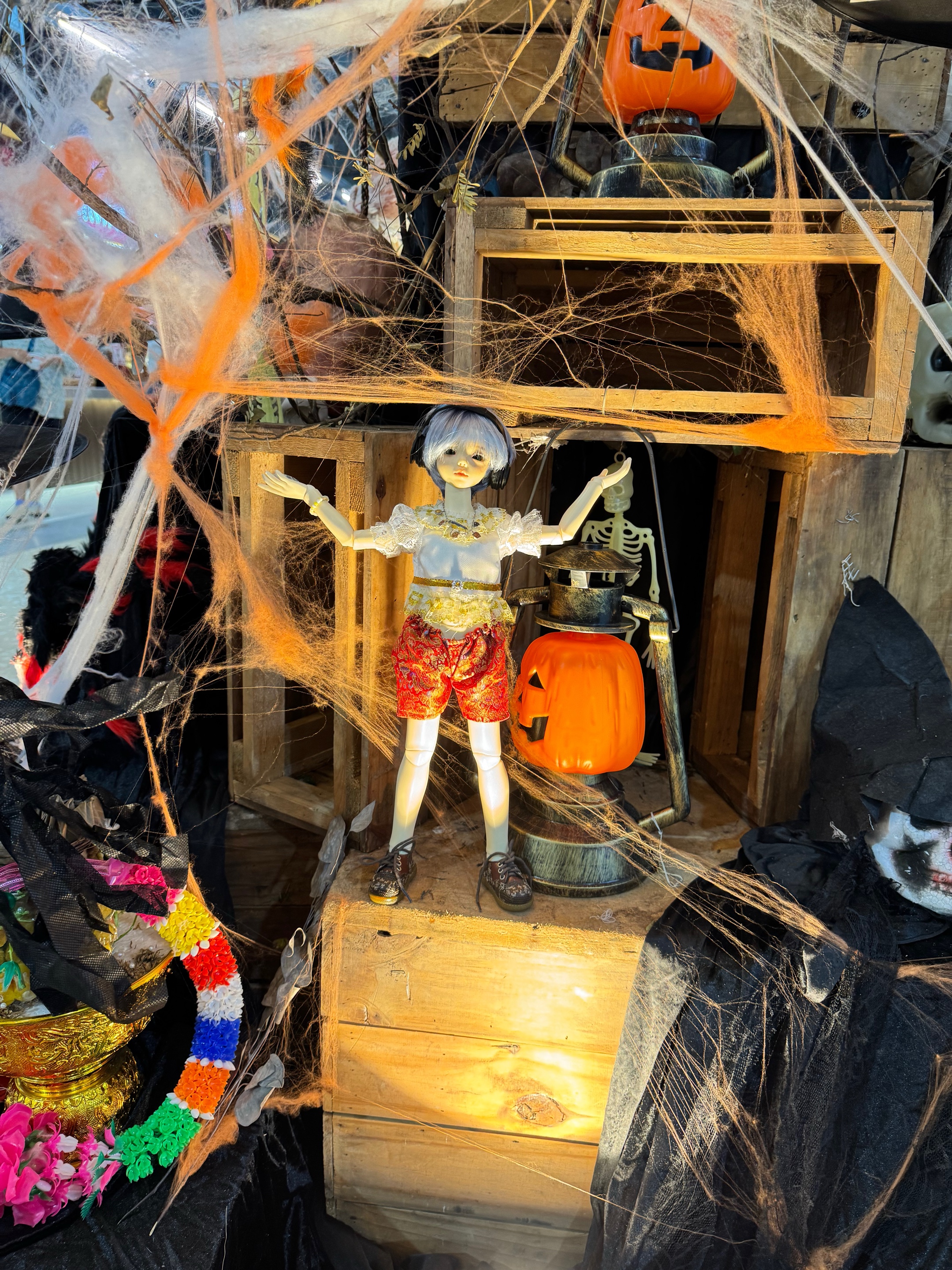 A food court decorated with a Halloween theme. 🎃👻🇹🇭💀 (page 6 of 9)