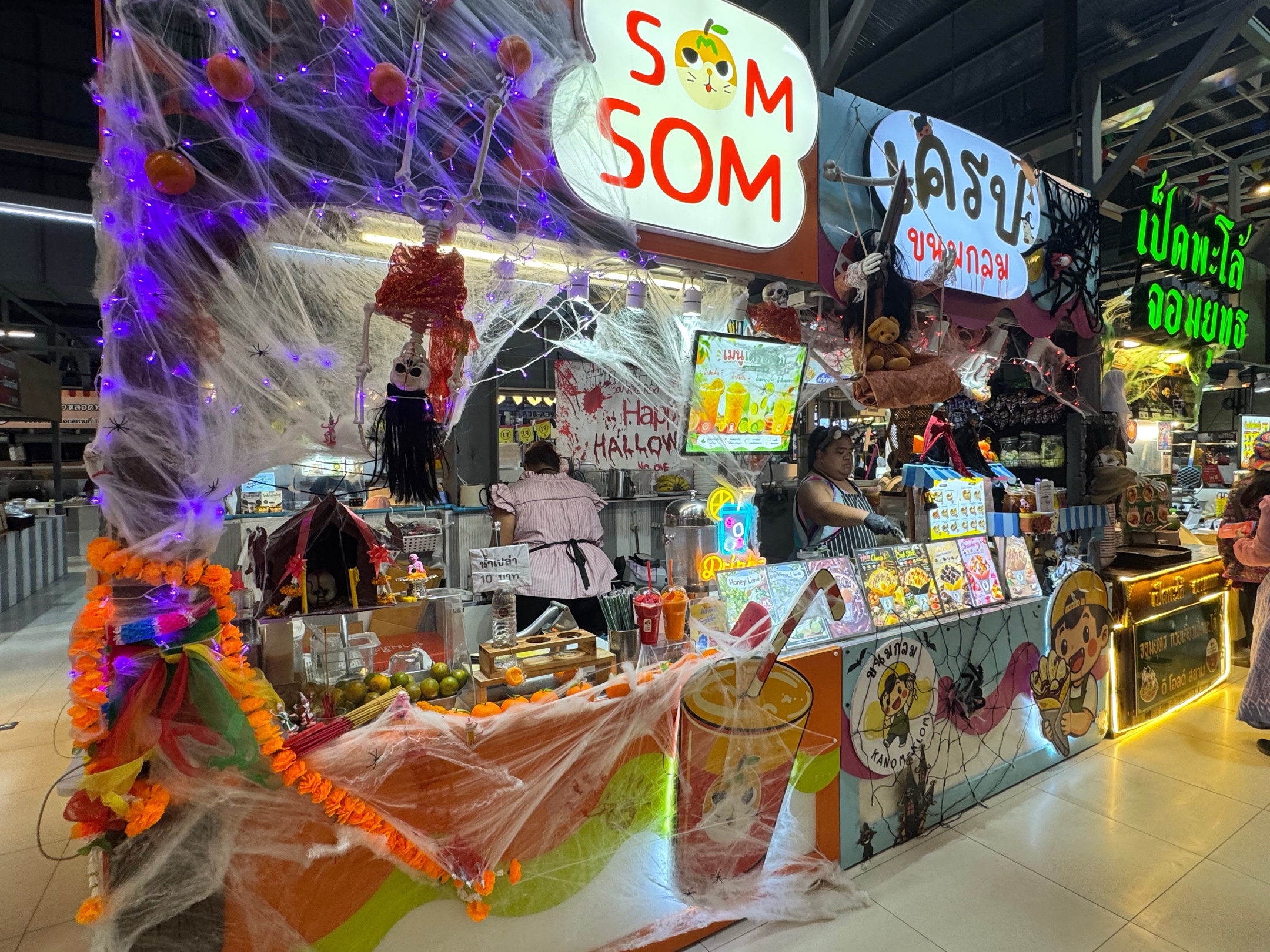 A food court decorated with a Halloween theme. 🎃👻🇹🇭💀 (page 7 of 9)