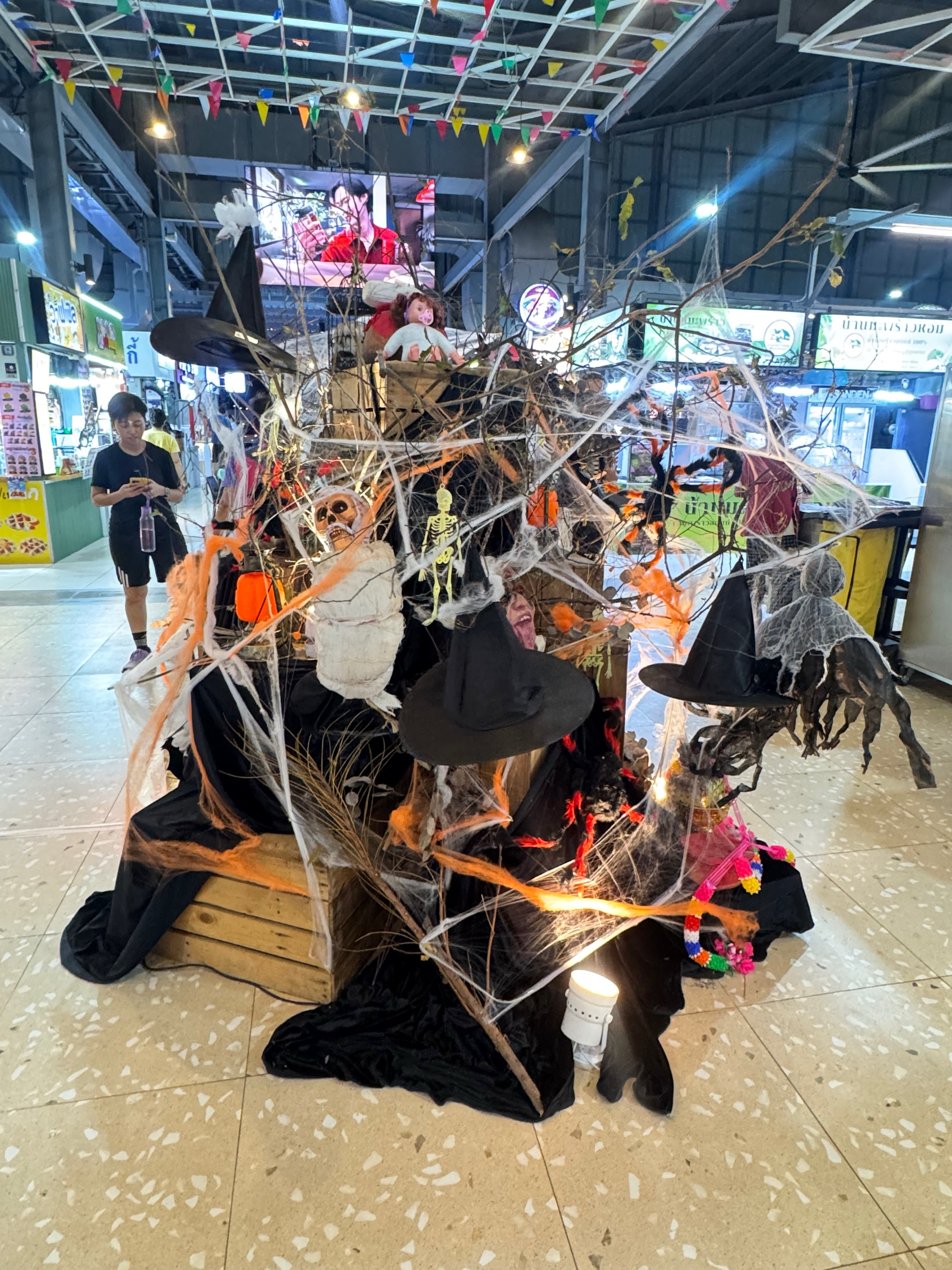 A food court decorated with a Halloween theme. 🎃👻🇹🇭💀 (page 8 of 9)