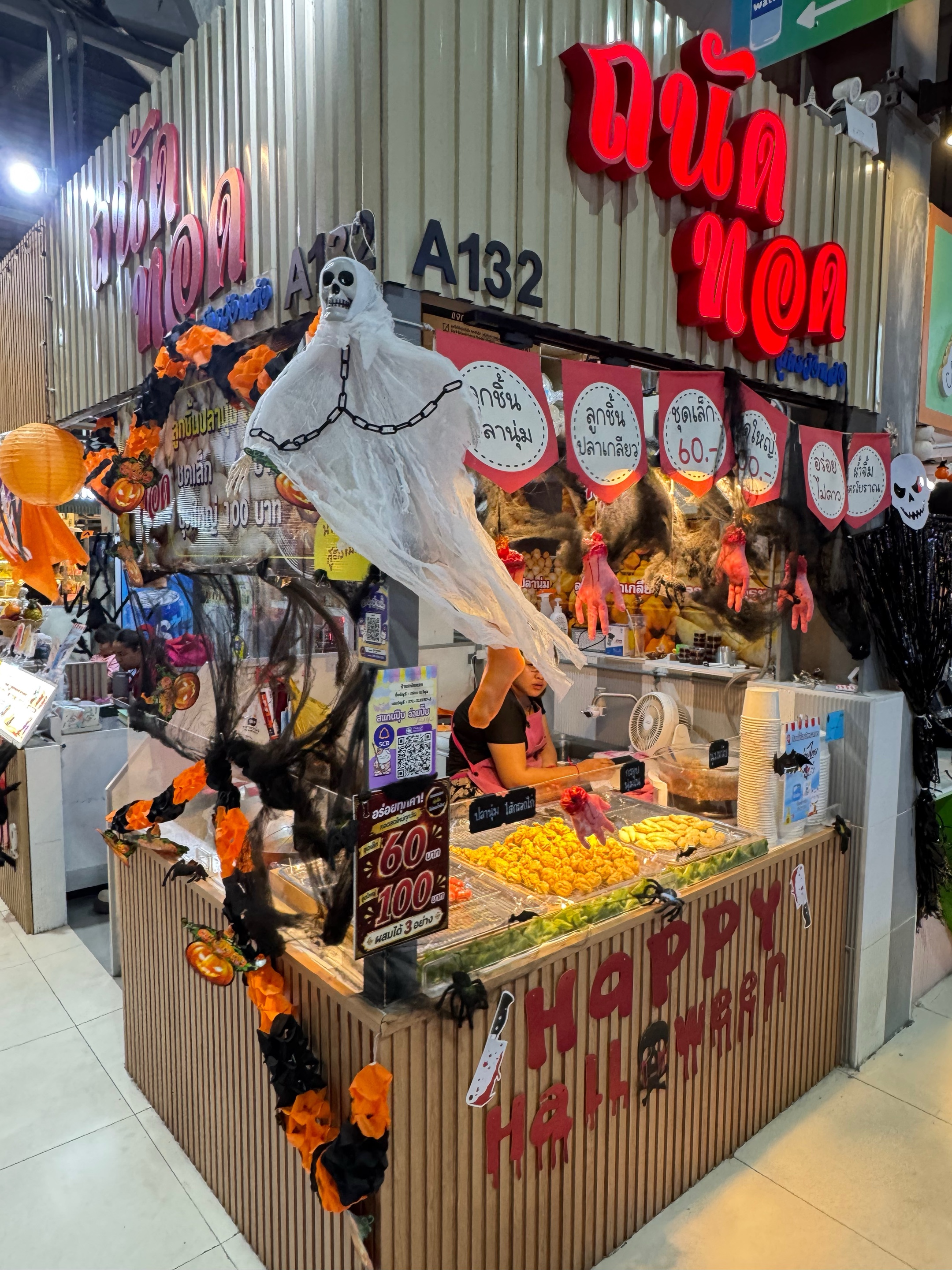 A food court decorated with a Halloween theme. 🎃👻🇹🇭💀 (page 9 of 9)